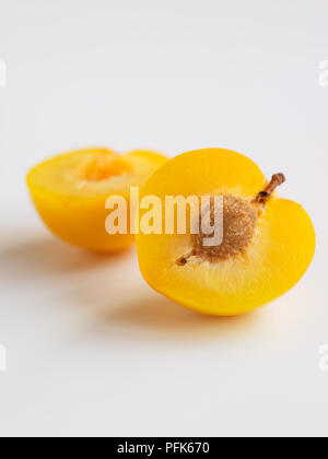 Gelbe Pflaume, halbiert, close-up Stockfoto