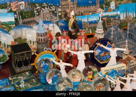 Türkei, Istanbul, Souvenirs zum Verkauf auf dem Markt, wie Postkarten, Schneekugeln und wirbelnder Derwisch Statuetten Stockfoto