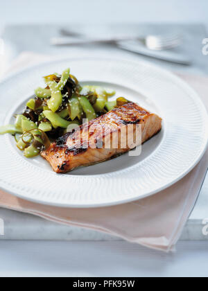 Gegrilltes, Miso marinierter Lachs, serviert mit Gurke und Wakame Salat, auf einer Platte Stockfoto