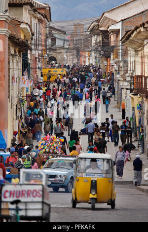 Peru, Ayacucho, Straße überfüllt mit Fußgängern, Auto und auto Rikscha, am 28. Juli, Tag der Unabhängigkeit Stockfoto