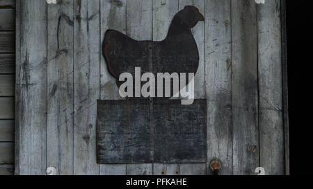 Rustikale suche Huhn Schuppen mit Holz- Darstellung von einem Huhn auf der Vorderseite. Stockfoto