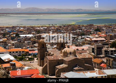 Peru, Titicacasee, Puno, Stadtbild mit der Iglesia de San Juan Bautista und See Stockfoto