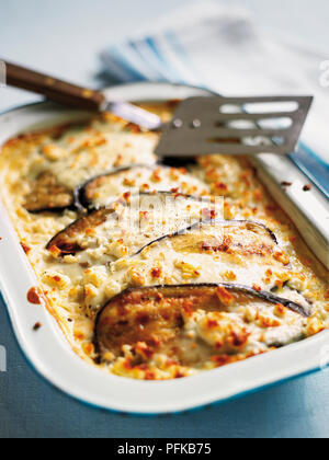 Moussaka in Metall Teller, mit Spatel, hohe Betrachtungswinkel Stockfoto