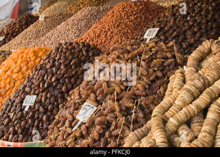 Marokko, Marrakesch, Djemaa el Fna, getrocknete Früchte und Nüsse auf Anzeige am Marktstand Stockfoto