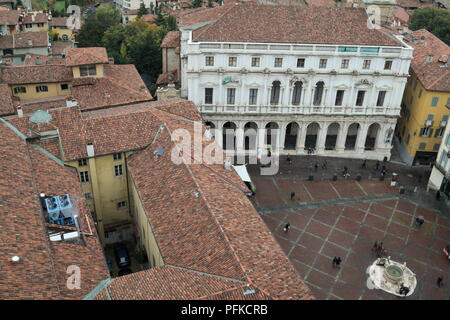 Italien, der mittelalterlichen Oberstadt von Bergamo in der Lombardei. Dächer und eine Ansicht von oben Stockfoto