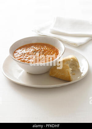 Schüssel mit Linsensuppe mit Stück weißes Brot, auf einer Platte, weiß Serviette in der Nähe, close-up Stockfoto