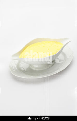Sauce hollandaise in sauciere, Nahaufnahme, Seite, Ansicht Stockfoto