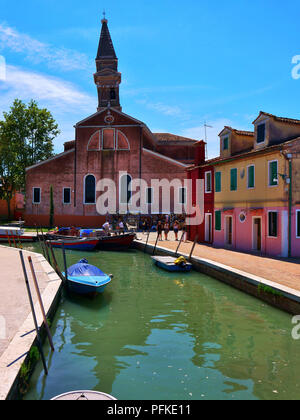 Eine der vielen malerischen Bereiche neben einem Kanal in Burano Italien. Stockfoto