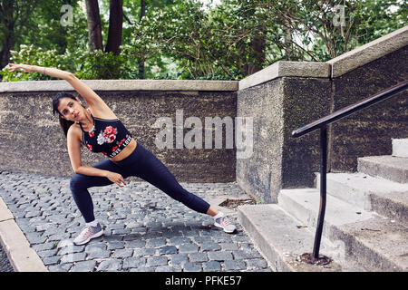 Latina Hispanic Frau erstreckt sich Vor dem Training Stockfoto