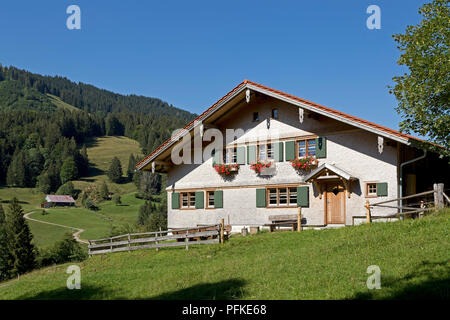 Bauernhof am Hochgrat in der Nähe von Steibis, Allgäu, Bayern, Deutschland Stockfoto