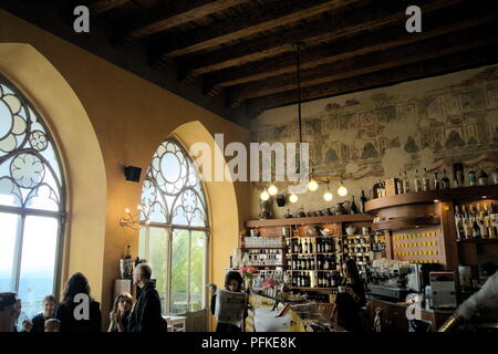 Italien, der mittelalterlichen Oberstadt von Bergamo. Das atmosphärische Café von der Seilbahnstation Stockfoto