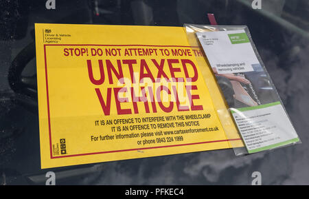 Eine unversteuerte Fahrzeug Bekanntmachung klemmt auf der Frontscheibe eines unversteuerten Auto Stockfoto