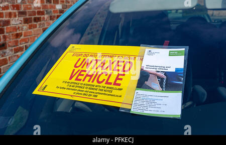 Eine unversteuerte Fahrzeug Bekanntmachung klemmt auf der Frontscheibe eines unversteuerten Auto Stockfoto