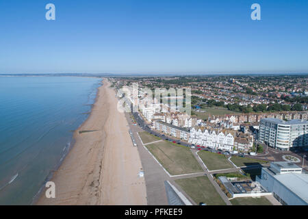 Luftaufnahme des Strandes in Bexhill-on-Sea an der Küste von East Sussex Stockfoto
