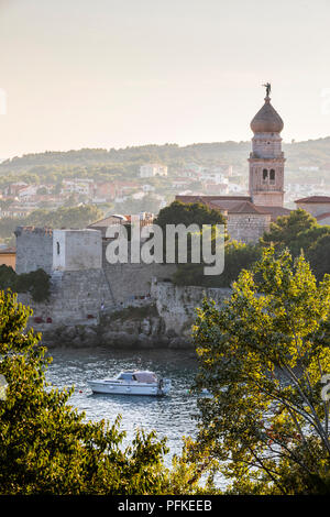 Krk Altstadt, den Wänden und den Kirchturm Stockfoto