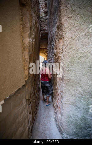 Frau zu Fuß durch die schmalste Straße in der Altstadt in Vrbnik insel Krk Stockfoto