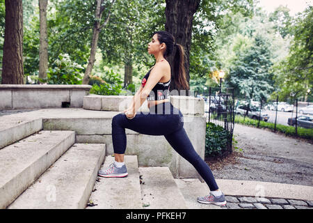 Latina Hispanic Frau erstreckt sich Vor dem Training Stockfoto