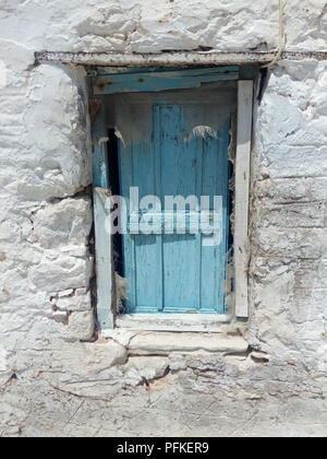 Griechenland, die Insel von donousa in der Kykladen. Eine alte zerschlagen, geschlossene Fenster Stockfoto