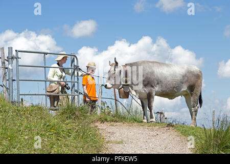 Mutter und Sohn auf der Suche nach Kuh auf Hochgrat Gipfel in der Nähe von Steibis, Allgäu, Bayern, Deutschland Stockfoto