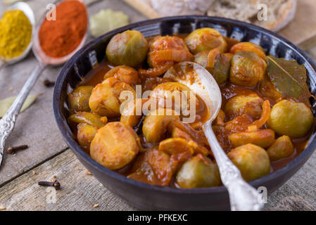 Gerösteter Rosenkohl Suppe in hausgemachten Keramik Schüssel auf natürliche Holz- Hintergrund. Stockfoto