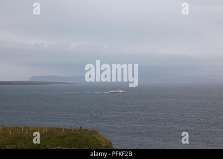 Der Katamaran MV Pentalina der Pentland Firth Überfahrt nach Orkney, Stroma Leuchtturm auf der linken und den Hügeln von Hoy gerade noch sichtbar Stockfoto