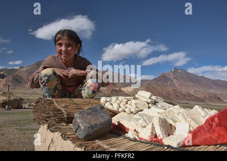 Kirgisische Mädchen Vorbereitung kaiymak Käse in der Pshart Tal, Tadschikistan Stockfoto