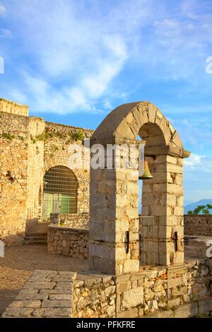 Der Glockenturm auf der Burg Palamidi, Nafplio, Argolis, Peloponnes, Griechenland, Südeuropa Stockfoto