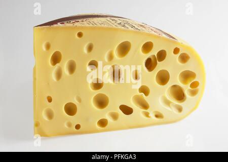 Scheibe der Französischen Emmental de Savoie Käse aus Kuhmilch mit Bohrungen Stockfoto