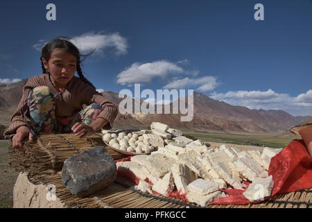 Kirgisische Mädchen Vorbereitung kaiymak Käse in der Pshart Tal, Tadschikistan Stockfoto