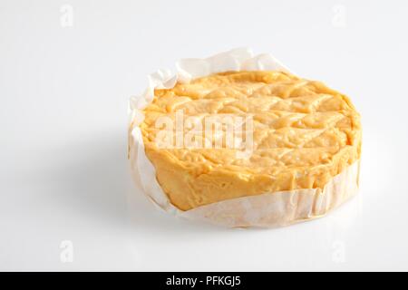 Runde der Epoisses de Bourgogne AOC Käse aus Kuhmilch in Wachs Papier gewickelt Stockfoto