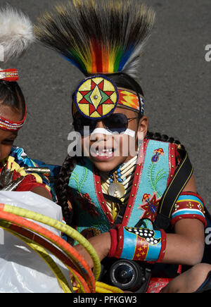 Eine junge Native-American junge tragen traditionelle Plains Indianer regalia im Santa Fe indischen Markt. Stockfoto