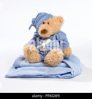 Teddy im Schlafanzug auf Baby Decke Stockfoto