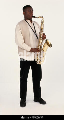 Junger Mann Saxophon spielen Stockfoto