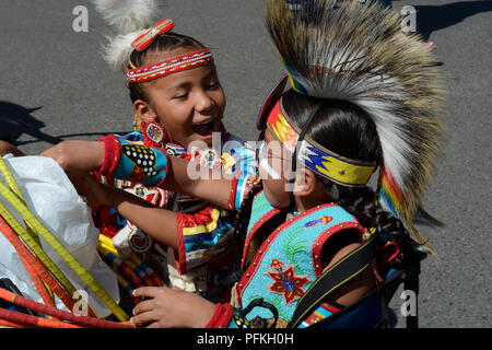 Native-American Kinder tragen traditionelle Plains Indianer regalia im Santa Fe indischen Markt. Stockfoto