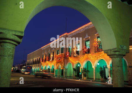 Der Hauptplatz mit kolonialen und Altstadt von Valladolid auf Yucatan in der Provinz Quintana Roo in Mexiko in Mittelamerika. Mexiko, Valladolid, J Stockfoto