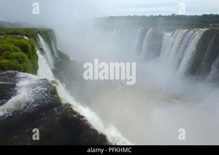 Argentinien, in der Provinz Misiones, Parque Nacional Iguazu, Iguazu Wasserfälle, Garganta del Diablo, Teil einer Reihe von Wasserfall Systeme Stockfoto