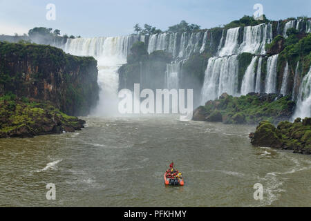 Argentinien, in der Provinz Misiones, Parque Nacional Iguazu, Iguazu Wasserfälle, Boot nähern Wasserfall system Stockfoto