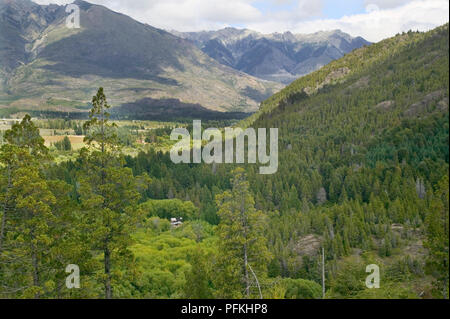 Argentinien, Patagonien, Berge und die bewaldeten Hügel in der Nähe von El Bolson Stockfoto