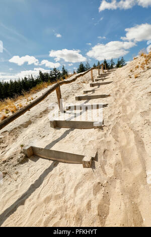 Holz- pfad Treppen auf Sand bis zu blauen Himmel an einem sonnigen Tag Stockfoto