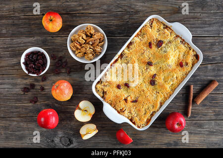 Hausgemachte Apfelkuchen oder Apple Crisp in Auflaufform - Dessert bestehend aus gebackenem gehackte Äpfel, gekrönt mit einem knackigen streusel Kruste, horizontale Ansicht Stockfoto