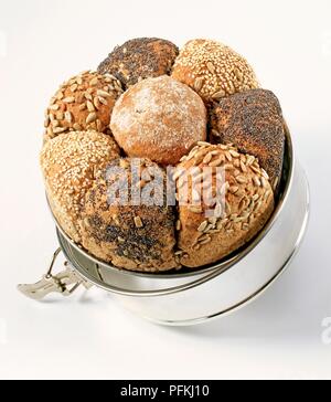 Brötchen mit verschiedenen Samen, Garnierungen, gebackene zusammen in Kuchenform, close-up Stockfoto