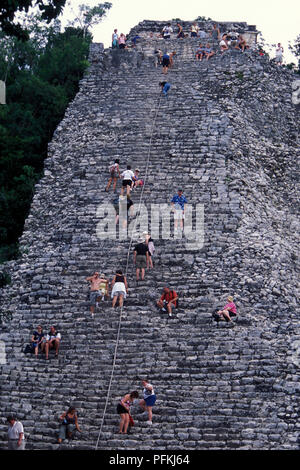 Die Maya Ruinen mit dem Nohoch Mul Pyramide von Coba in der Provinz Quintana Roo in Mexiko in Mittelamerika. Mexiko, Coba, Januar 2009. Stockfoto