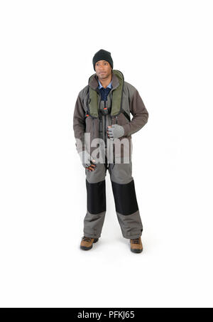 Mann verkleidet für Boot - Angeln, tragen wasserdichte Kleidung und Schwimmweste Stockfoto