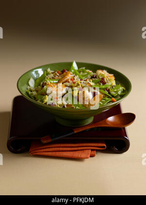 Schüssel mit gebratenen Reis mit chinesischer Wurst, Garnelen und mangetouts, mit Löffel und Servietten Stockfoto