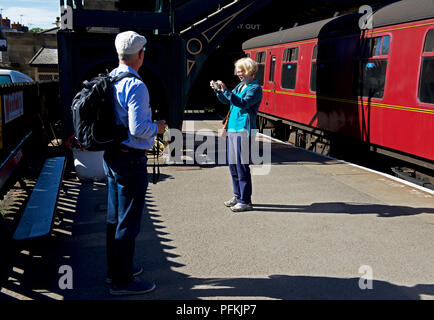 Zug in Pickering Station, auf der North York Moors Railway, North Yorkshire, England, Großbritannien Stockfoto