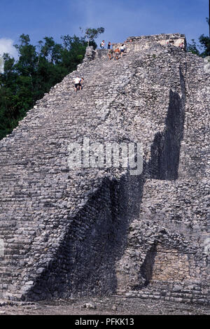 Die Maya Ruinen mit dem Nohoch Mul Pyramide von Coba in der Provinz Quintana Roo in Mexiko in Mittelamerika. Mexiko, Coba, Januar 2009. Stockfoto