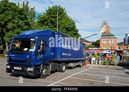 Lkw Bier liefern, um das Schloss Lastkahn, eine schwimmende Kneipe in Newark, Nottinghamshire, England Großbritannien Stockfoto