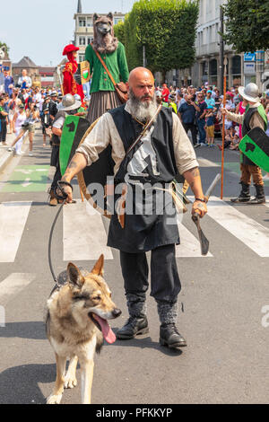 Parade der Riesen, Les Feste de Gayant, ein jährliches Festival der Riese als Symbol von Douai, wenn große Manikins Stockfoto