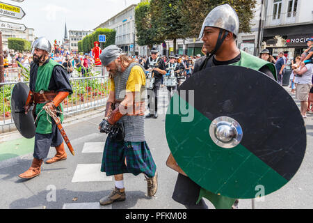 Parade der Riesen, Les Feste de Gayant, ein jährliches Festival der Riese als Symbol von Douai, wenn große Manikins Stockfoto