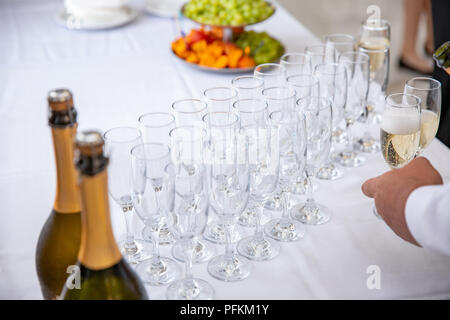 Leere Sektgläser auf dem Tisch. event Layout Stockfoto